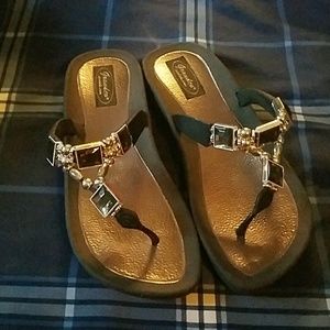 Grandco Sandles- New with out tags